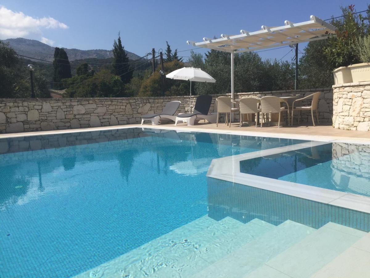 Villa Petrino - Central Flat Location Within Kassiopi. Sleeps 8 Exterior photo